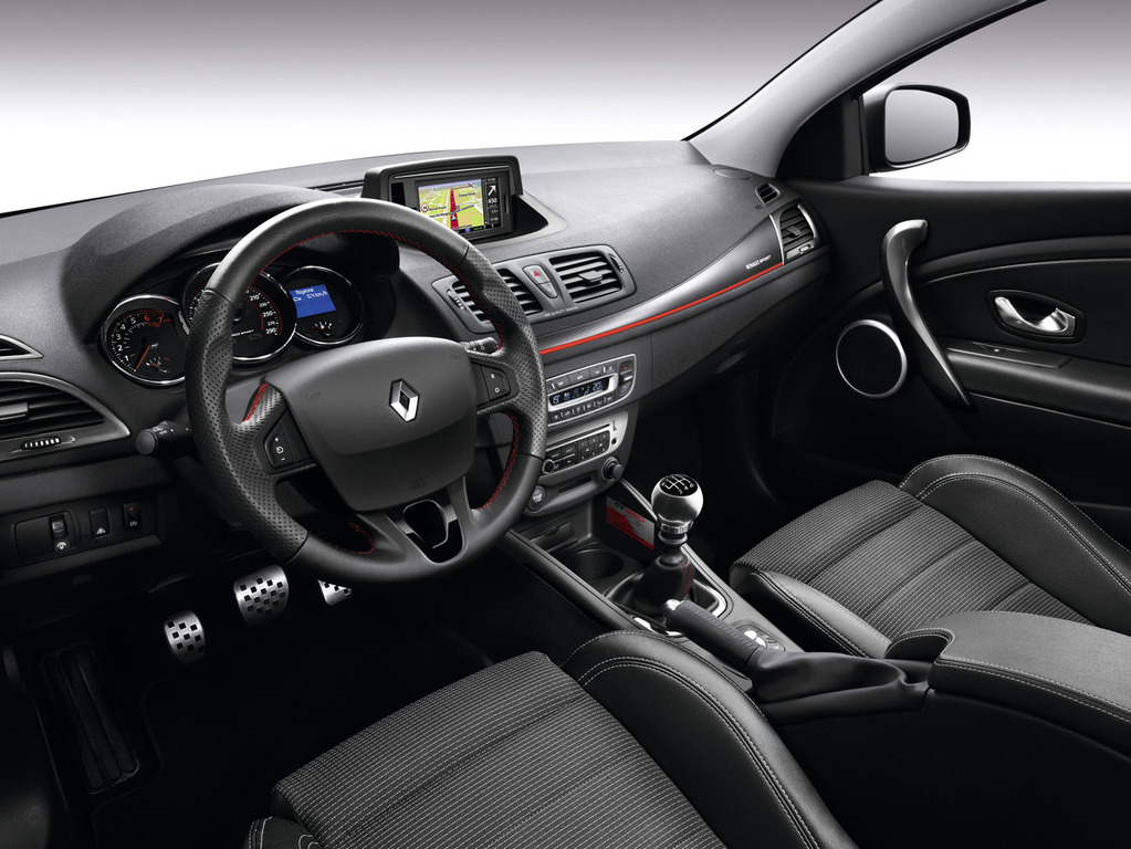Renault выпустил "заряженный" универсал Megane Bg1024_479344